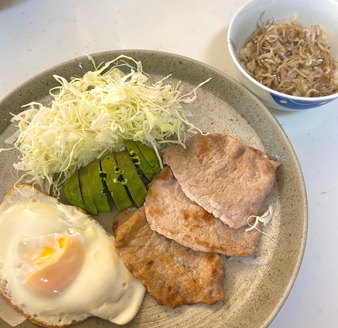 お肉の脂身は除いてアボガド・卵の身体に良い脂質からとっている良い食事例