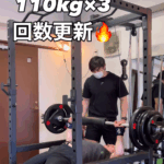 お客様のベンチプレス110kg×3回の回数更新の様子