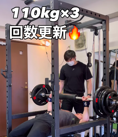 お客様のベンチプレス110kg×3回の回数更新の様子