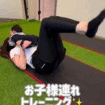 お子様連れのお客様、腹筋トレーニングの様子