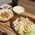 胸肉とアボカドのサラダがとても美味しそうなダイエット食事例