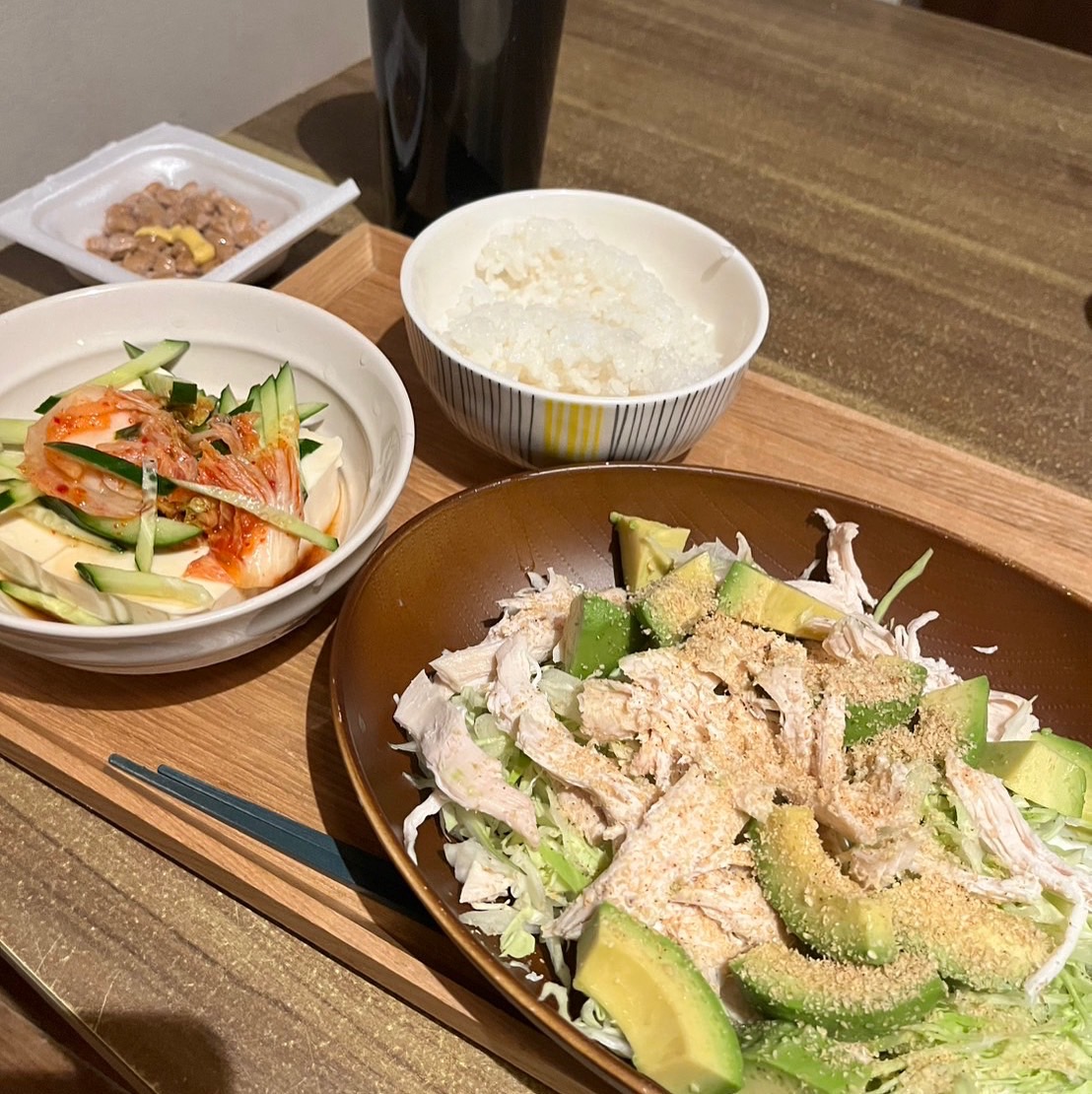 胸肉とアボカドのサラダがとても美味しそうなダイエット食事例