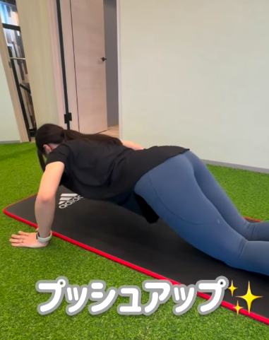 プッシュアップはハリのあるバスト・美しいデコルテラインに効果的