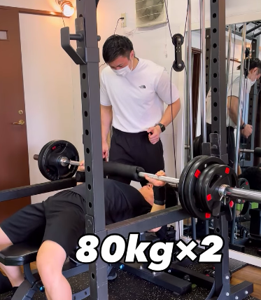 お客様のベンチプレス回数更新（80kg×2、77.5kg×4）