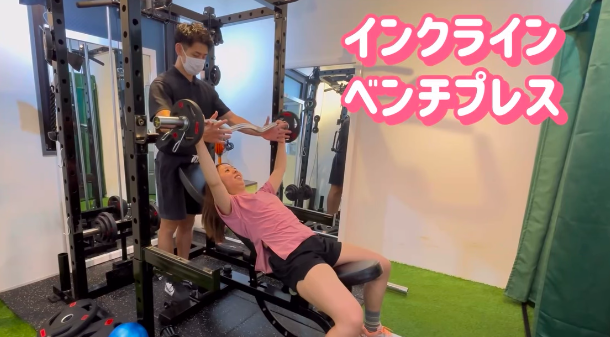 デコルテ作りにはもってこいの種目「インクラインベンチプレス」