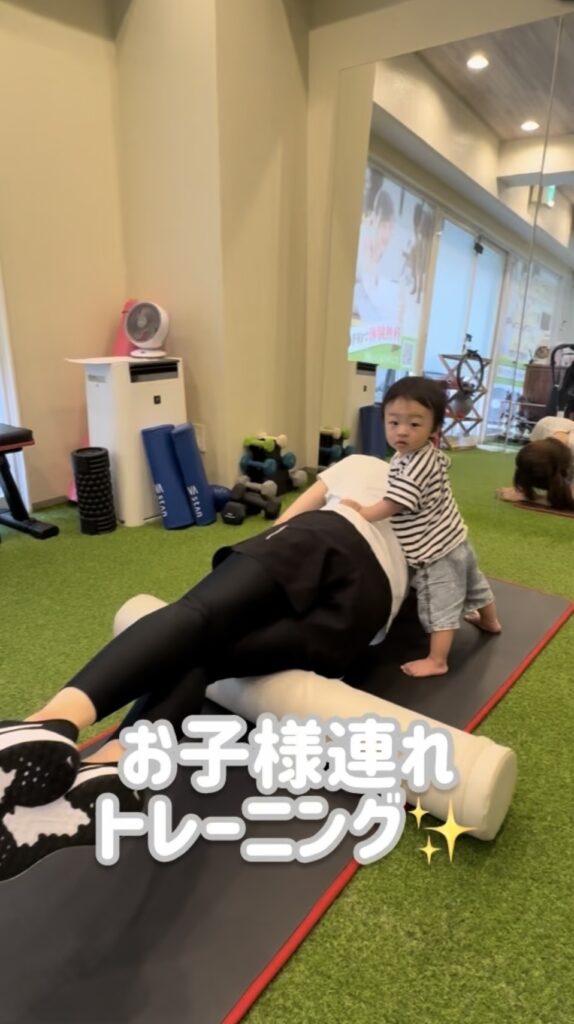 可愛いお子様がママのストレッチを応援中