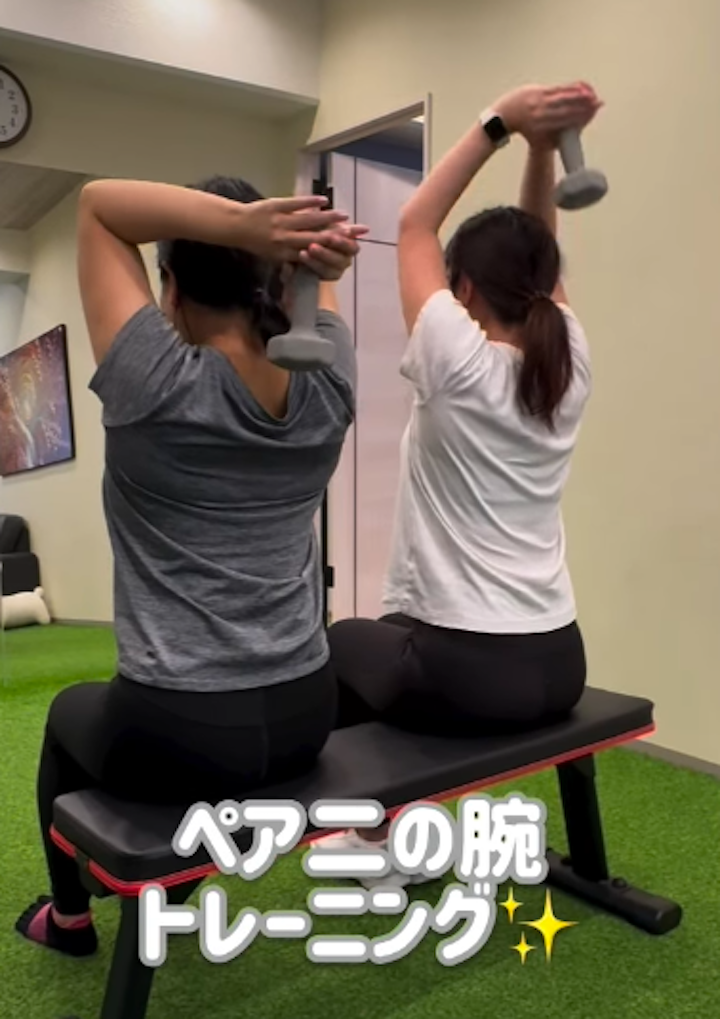 ペットボトルで代用できる！ペア二の腕トレーニング/大濠公園パーソナルジム