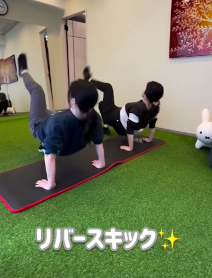 友人と一緒に頑張れる脂肪燃焼エクササイズ！リバースキック/大濠公園パーソナルジム
