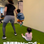 子供も一緒にスクワットジャンプ/大濠公園パーソナルジム