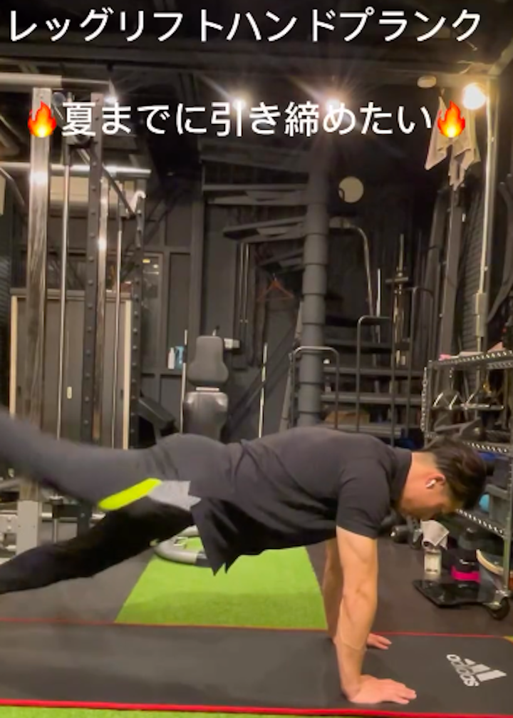 腹筋だけじゃない、プランク脚上げで全身引き締め「レッグリフトハンドプランク」/藤崎パーソナルジム