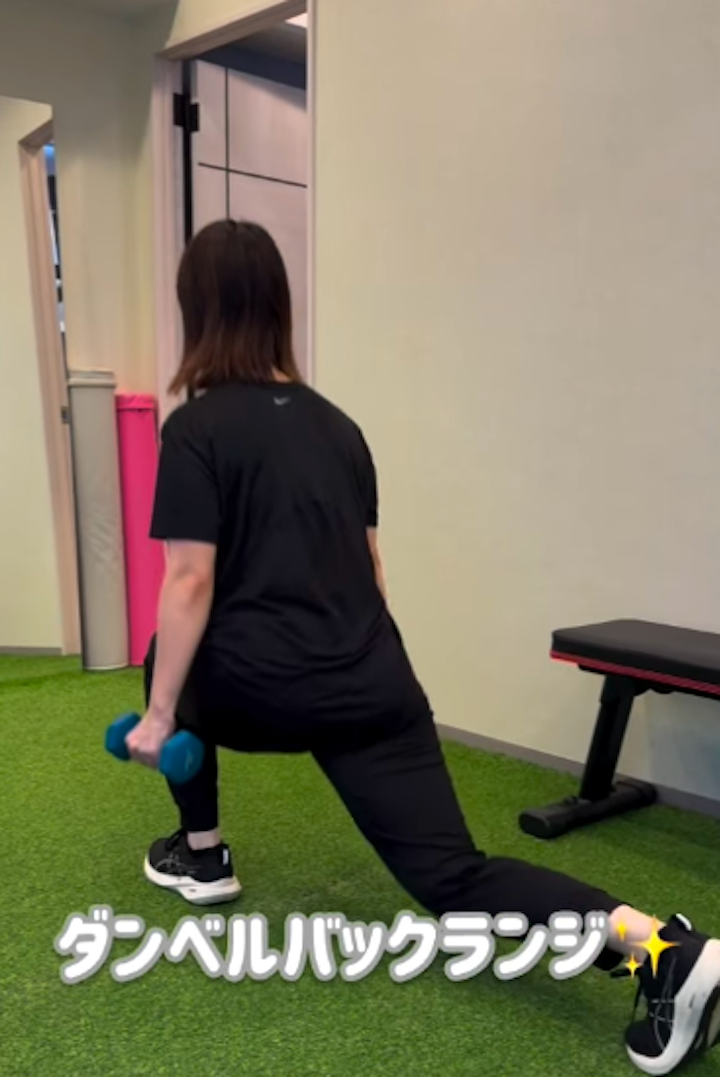 太もも引き締め効果抜群のバックランジ/大濠公園パーソナルジム