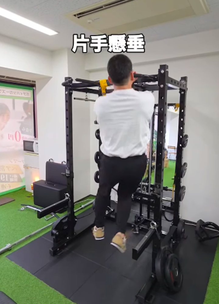 難易度高め！片手懸垂に挑戦してみよう/六本松パーソナルジム