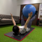 バランスボールを使用した腹筋トレーニング/大濠公園パーソナルジム