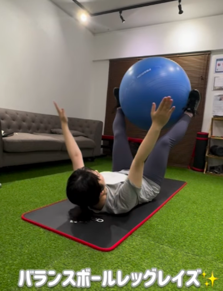 バランスボールを使用した腹筋トレーニング/大濠公園パーソナルジム