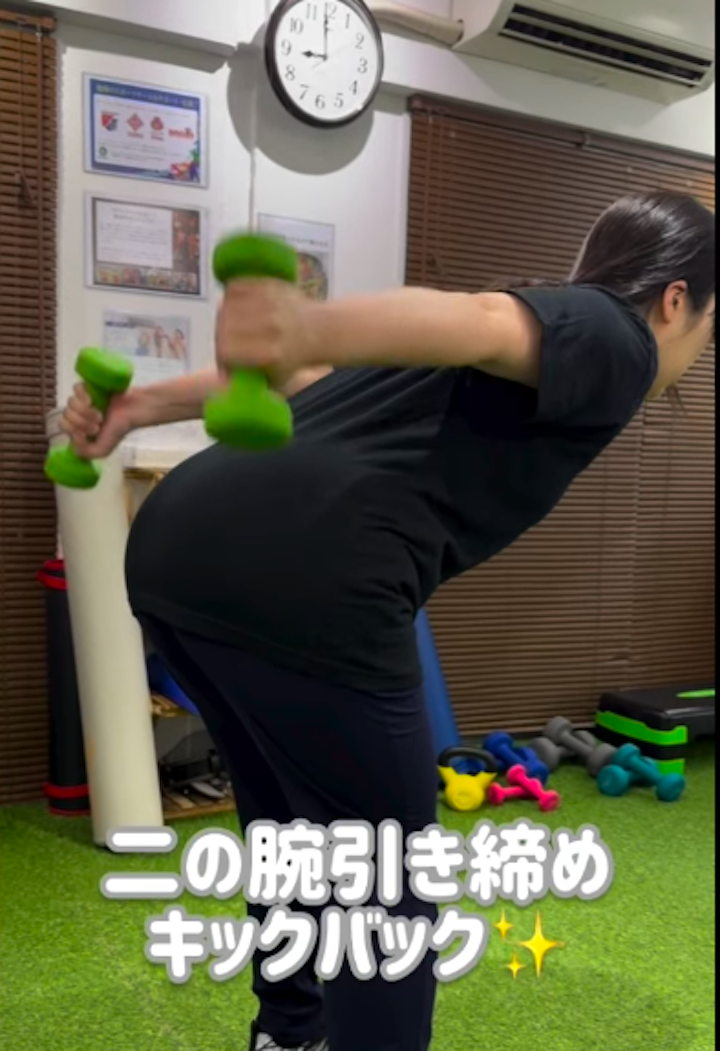 春日原・大野城パーソナルジム_二の腕引き締めにキックバックがおすすめ